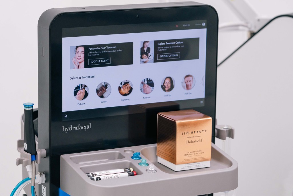 hydrafacial device display